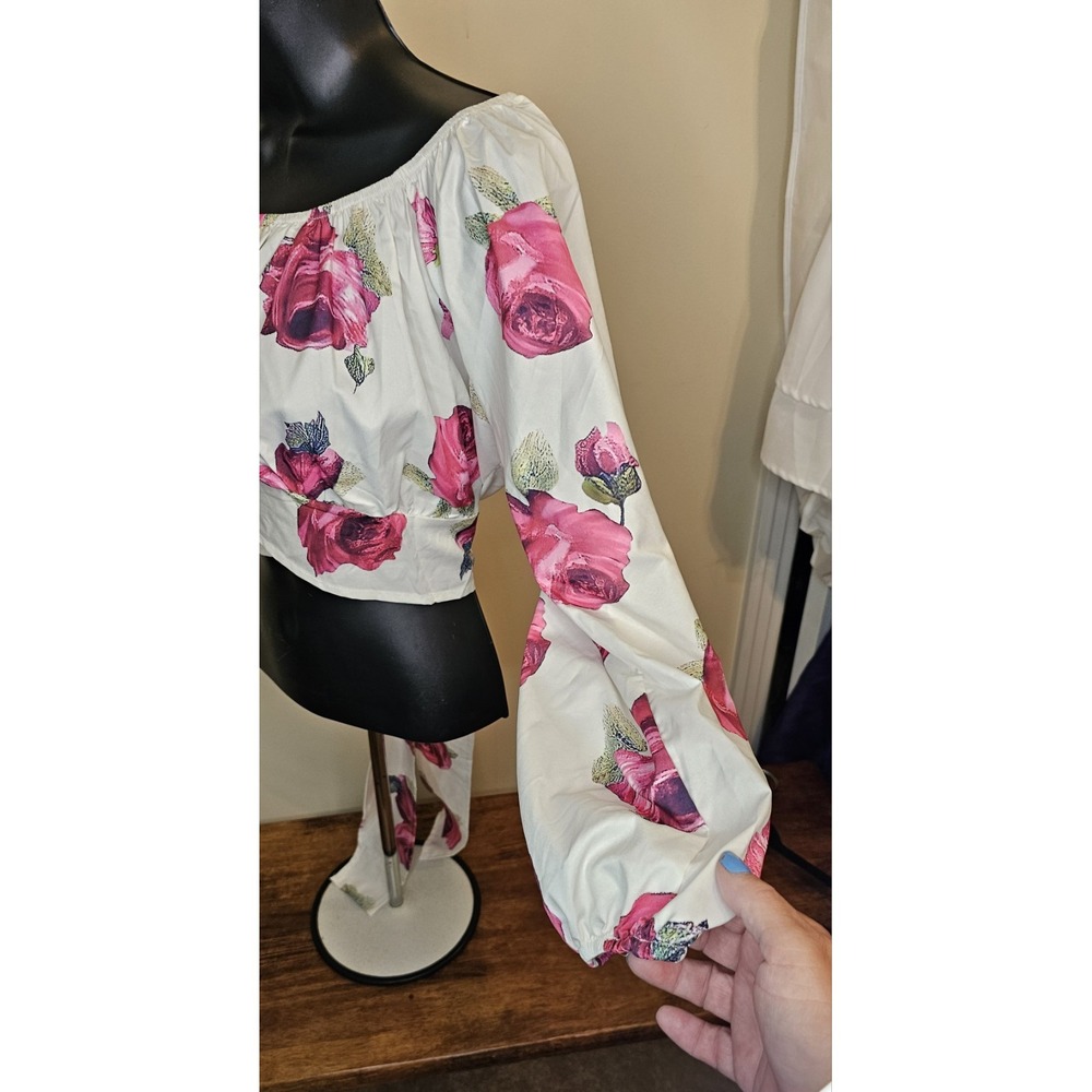 Crop Twist Front  Long Sleeve Gorgeous Floral - Women Top -Size  Large - Picture 11 of 11